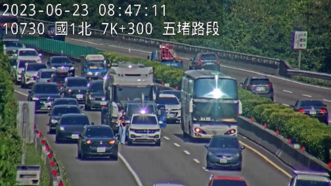 國1北向7.6公里處發生1大貨車與2輛小型車追撞事故。（圖／高公局）