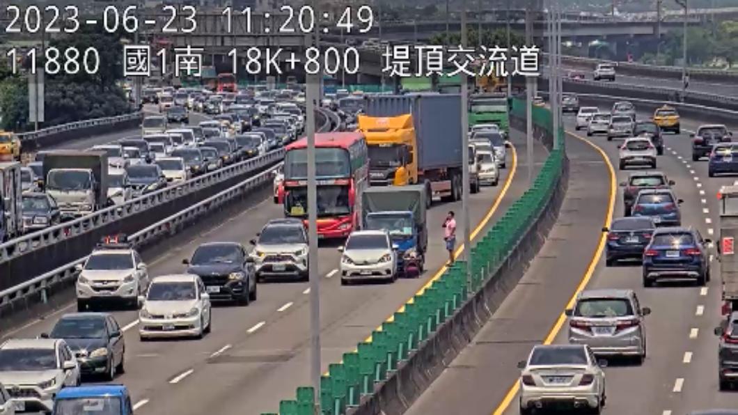 國1北向19.1公里處發生2輛小型車追撞事故。（圖／高公局）