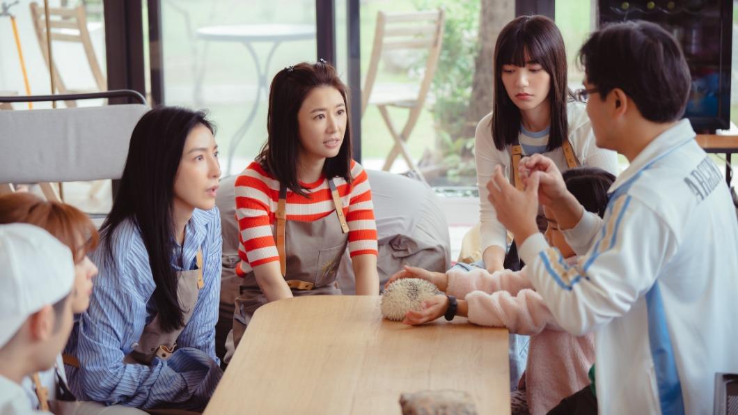 昆蟲館長柯心平(右)向大家介紹昆蟲、刺蝟。(圖/TVBS)
