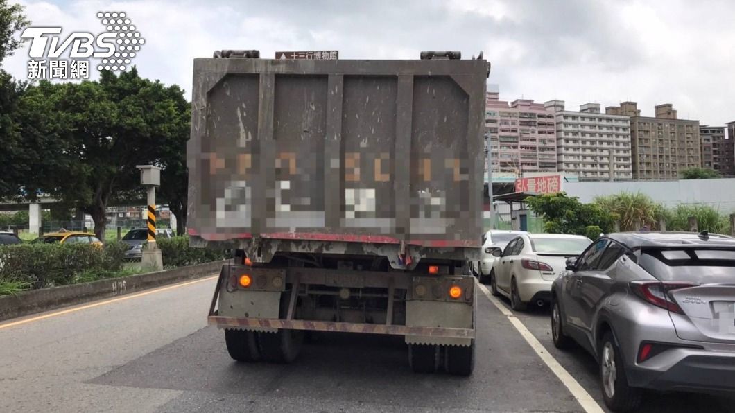 砂石車變換車道後,騎士遭捲進車底。(圖/TVBS)