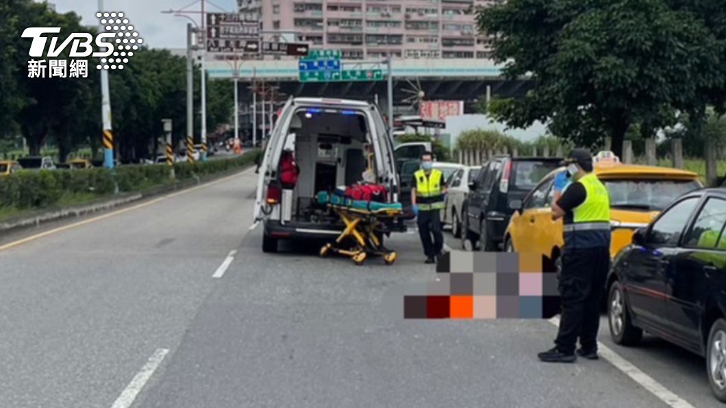 騎士雖戴有安全帽但遭輾後破裂,當場死亡。(圖/TVBS)