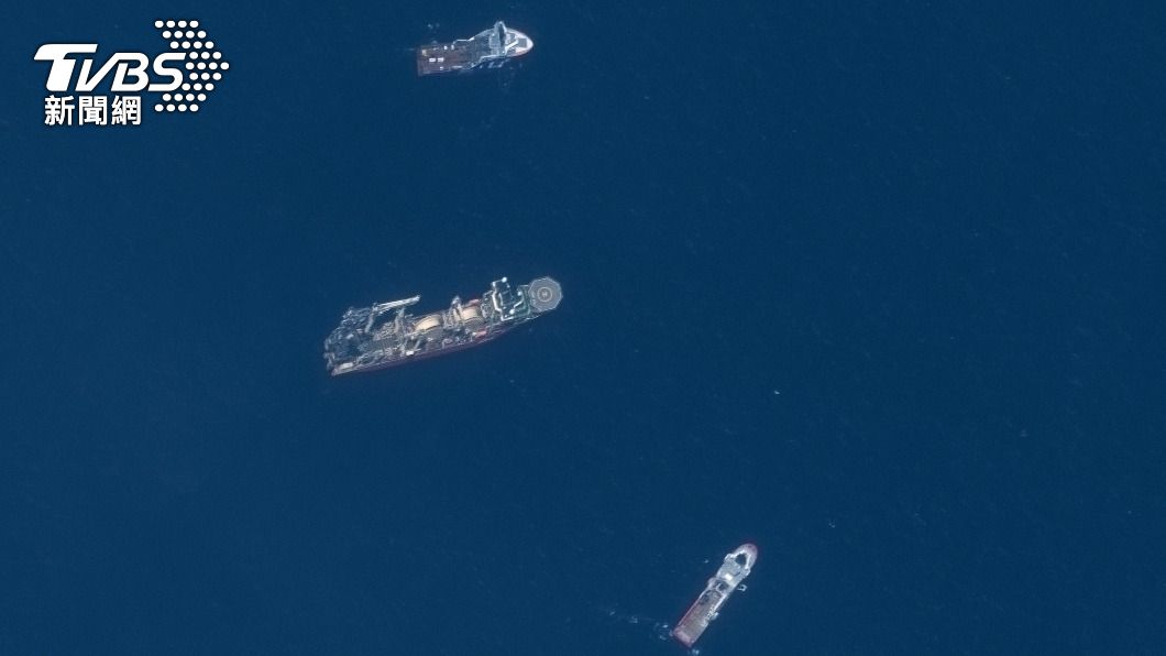 船柏在海面上搜尋「泰坦號」下落。（圖／達志影像歐新社）