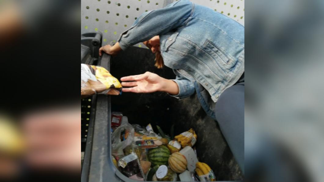 索菲亞在超市垃圾桶發現大量食物。(圖/翻攝自《紐約郵報》)