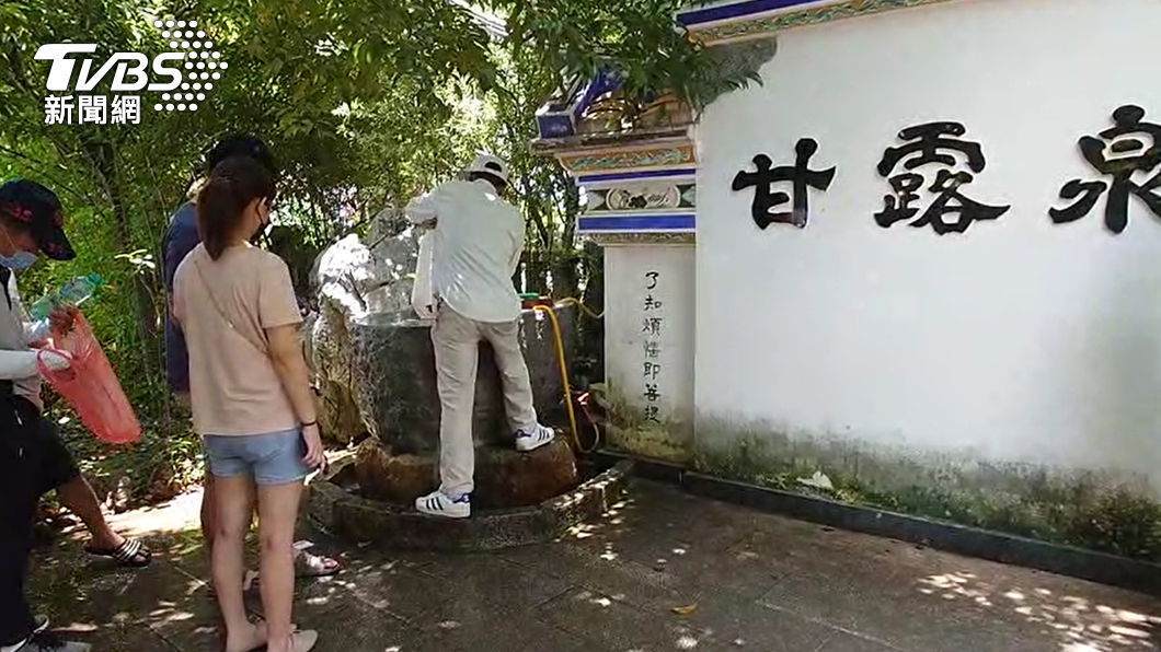 民眾排隊取午時水。(圖/TVBS)