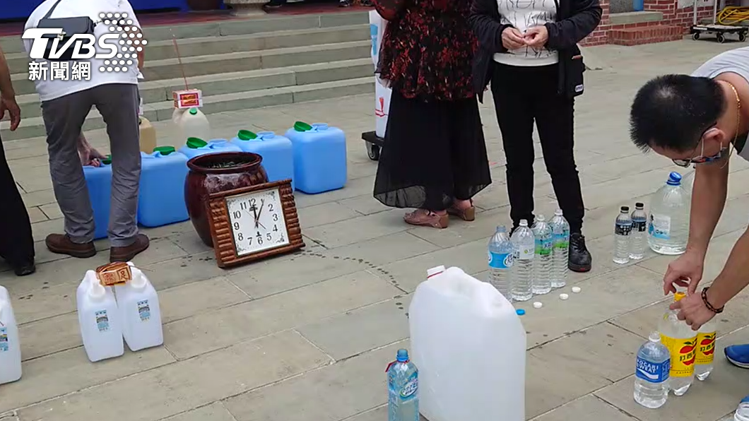 民眾廣場前曬水。(圖/TVBS)
