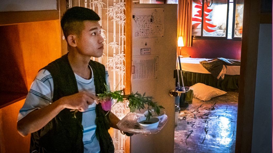 草屯囝仔阿倉主演《粽邪3：鬼門開》，在片中為壯膽竟用手機直播上吊現場。（圖／華影提供）