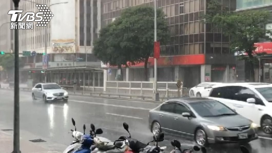雙北市迎來大雷雨。(圖/TVBS)