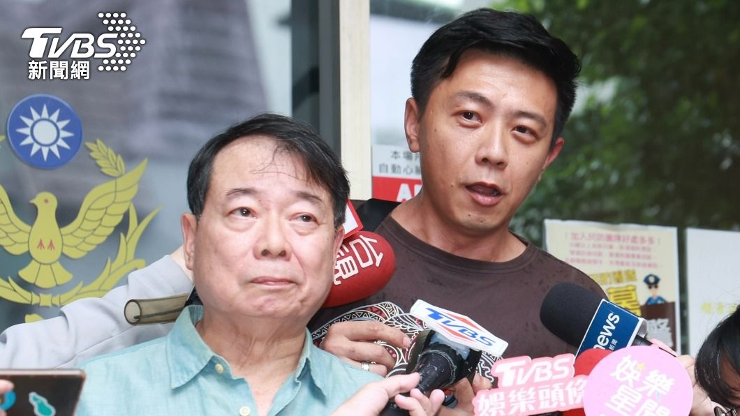 廖峻(左)日前在兒子錦德的陪同下現身大湖派出所報案。(圖/黃城碩攝)
