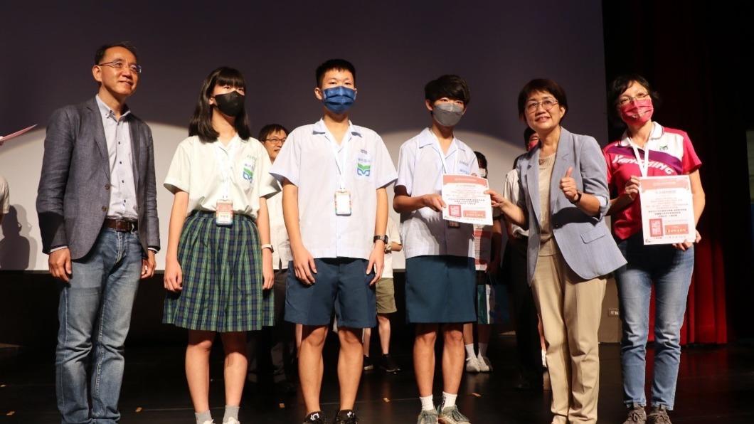 陽明國中學生研究地震非結構物獲獎。（圖／高雄市教育局提供）