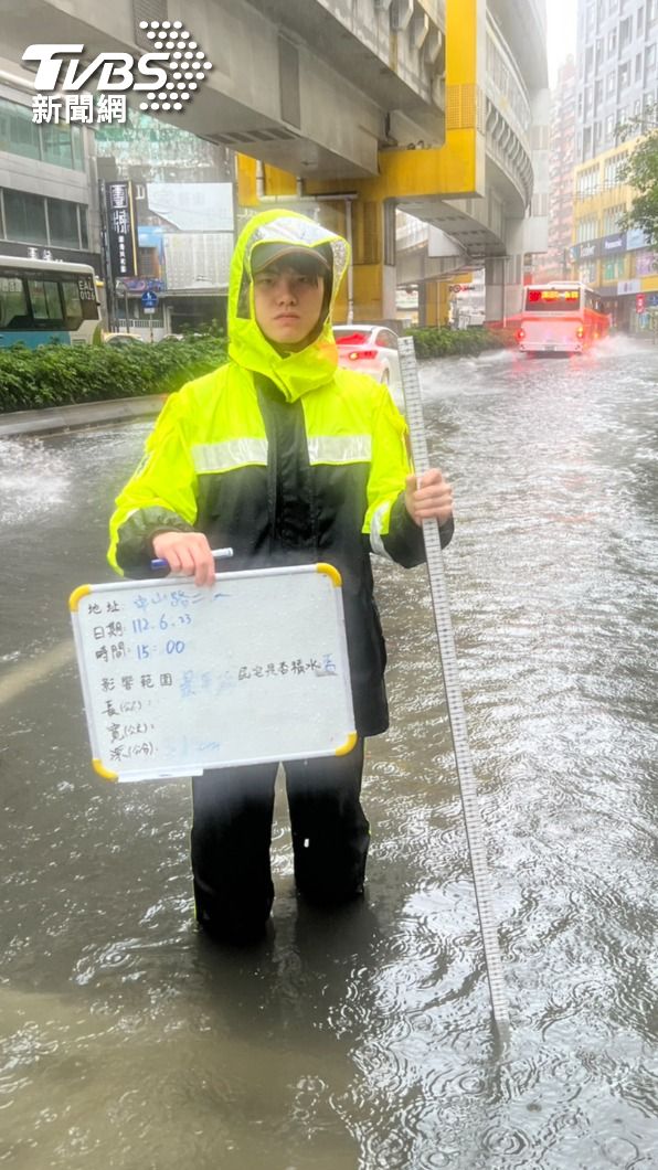 警消獲報到場協助。(圖/TVBS)