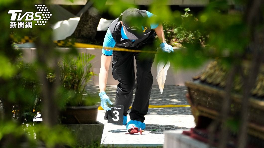 調查人員在現場勘查。(圖/達志影像美聯社)