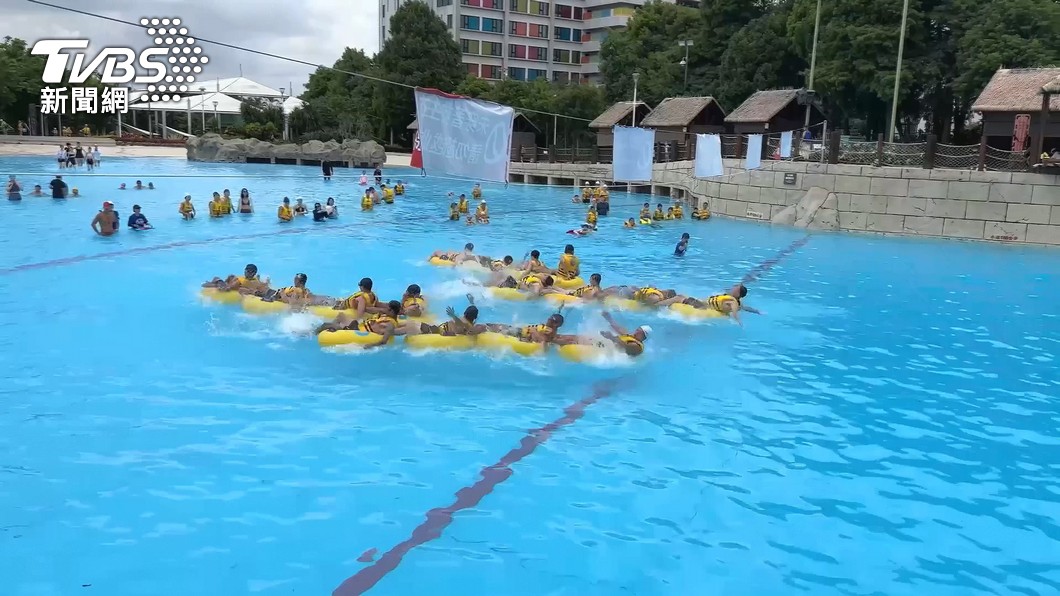 天氣炎熱，民眾趁連假外出玩水。（圖／TVBS資料畫面）