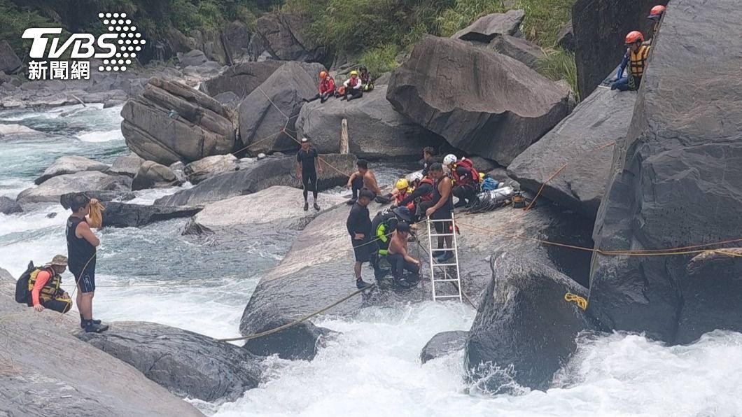 新北男泛舟落水19天遺體疑卡石縫　警消打撈遇大雨先撤離