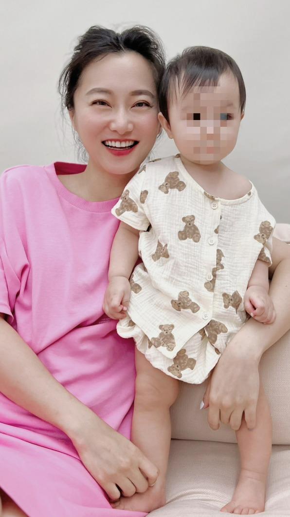 趙小僑相當疼愛女兒典典寶寶。（圖／經紀人修毅提供）