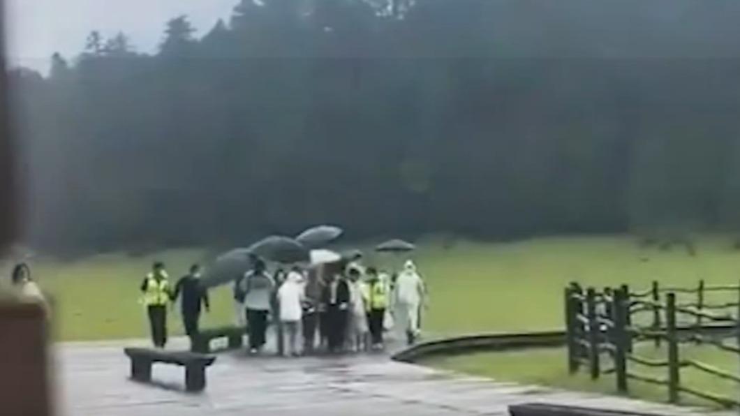 雨天拍婚紗!新郎「突遭雷劈」身亡 目擊者嚇:原本只有飄雨