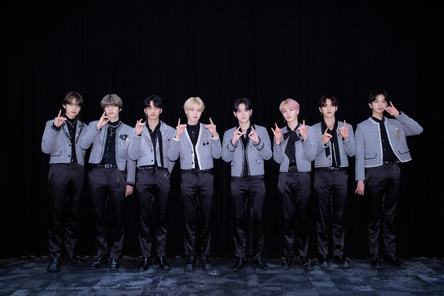 團員左起為MU、WISH、JEFF、AYDEN、KEUM、AMIN、YEWANG、BAEKSEUNG,大家一同比出狐狸手勢。(圖/ON INN ASIA提供)