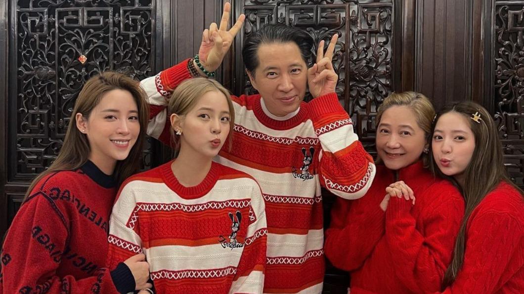 歐陽龍（中）與傅娟（右二）育有3個女兒。（圖／翻攝自歐陽妮妮臉書）