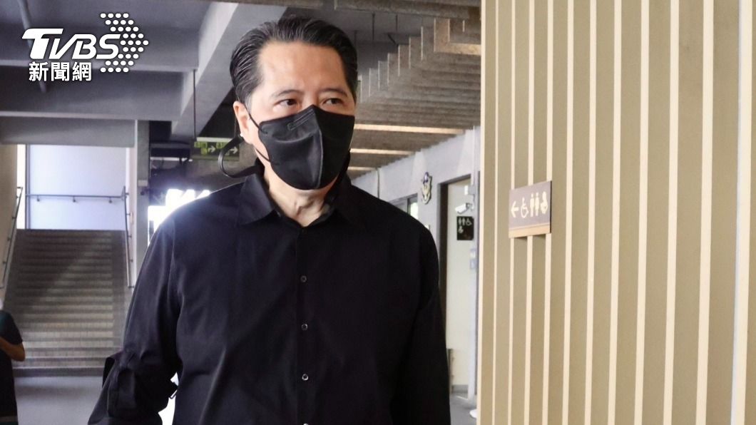 歐陽龍罕見公開現身!一身黑衣「62歲真實狀態」全曝光