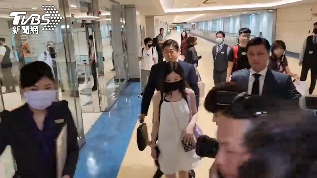 韓團IVE抵台衝突　經紀人架媒體拐子：讓開