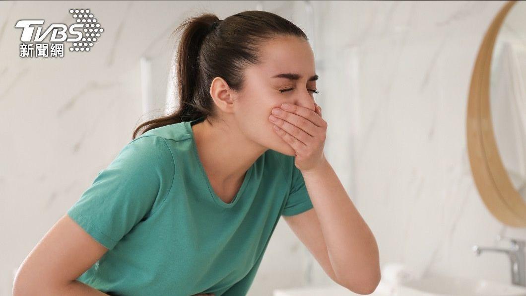 該名女自2022年出現嘔吐、食慾下降等的狀況。(示意圖,非當事人/shutterstock達志影像)