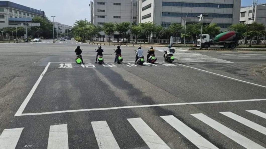 原PO在路上看見「超巨待轉區」,目測約為一般待轉區的10倍大。(圖/翻攝自「路上觀察學院」臉書)