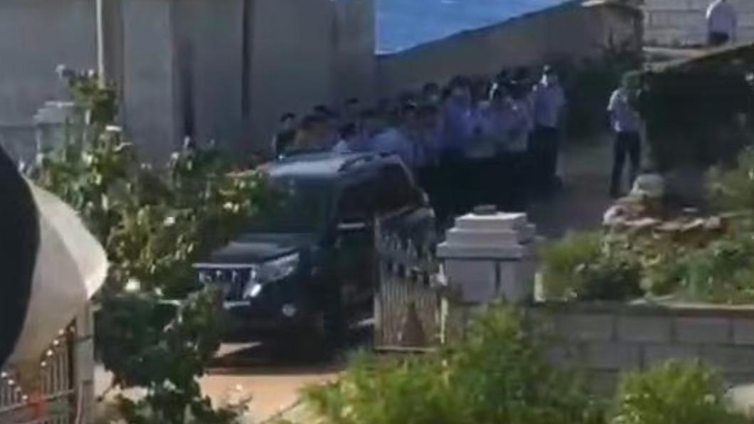 案發現場聚集大量警力。(圖/翻攝自微博 @北京大峰峰)
