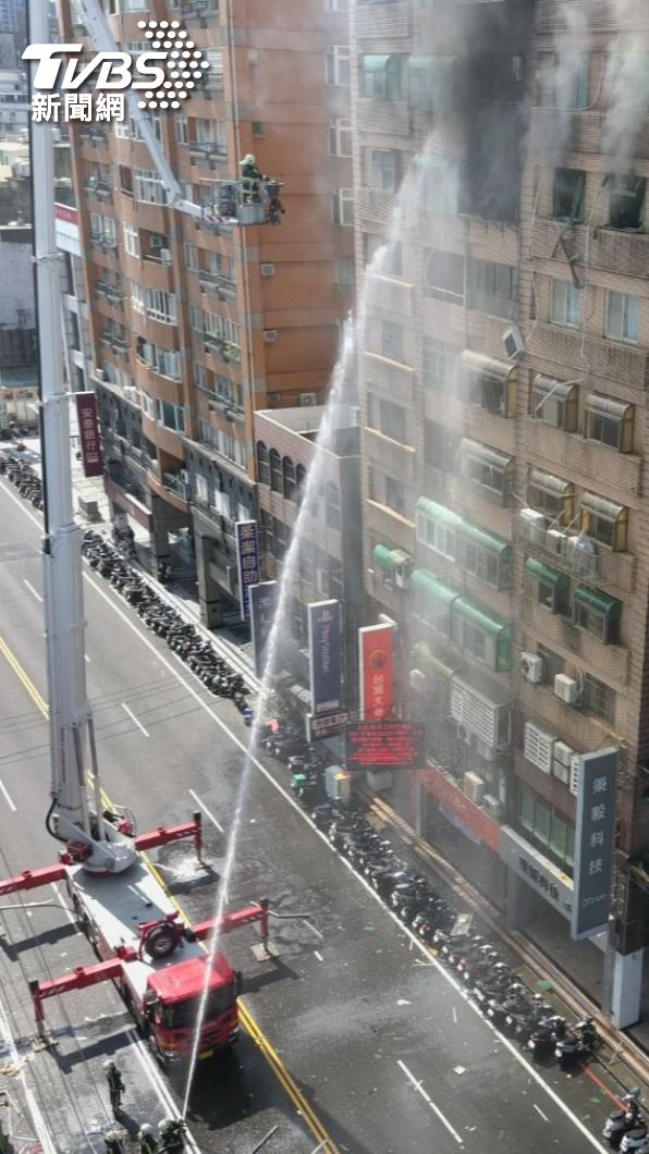 消防人員前往搶救。(圖/TVBS)