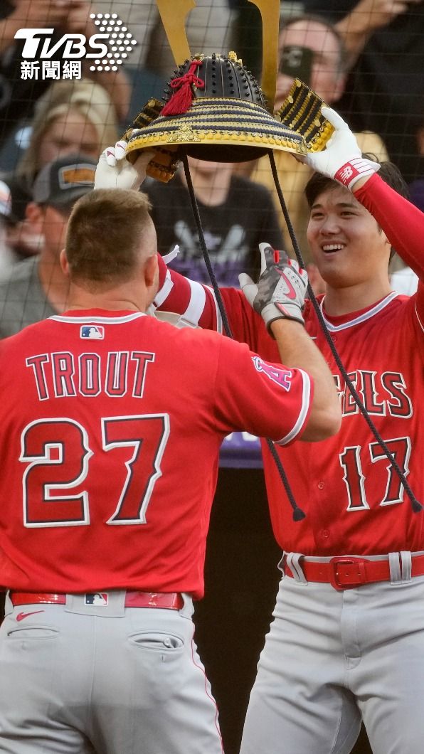 大谷為楚奧特戴武士頭盔,讓場內發出歡呼。(圖/達志影像美聯社)