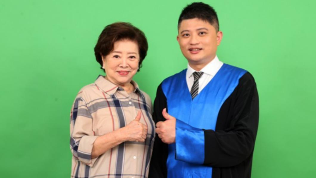 陳淑芳(左)與台北地院法官吳承學攜手推廣國民法官制度。(圖/三立提供)