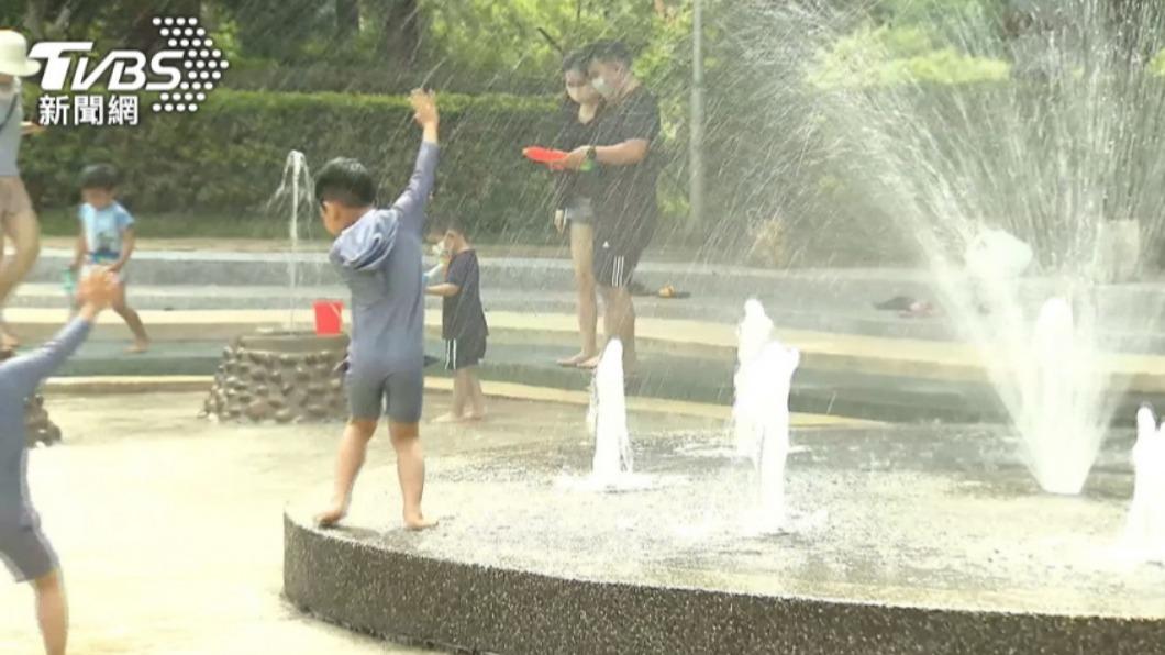 端午連假天氣炎熱,水樂園人潮不少。(圖/TVBS)