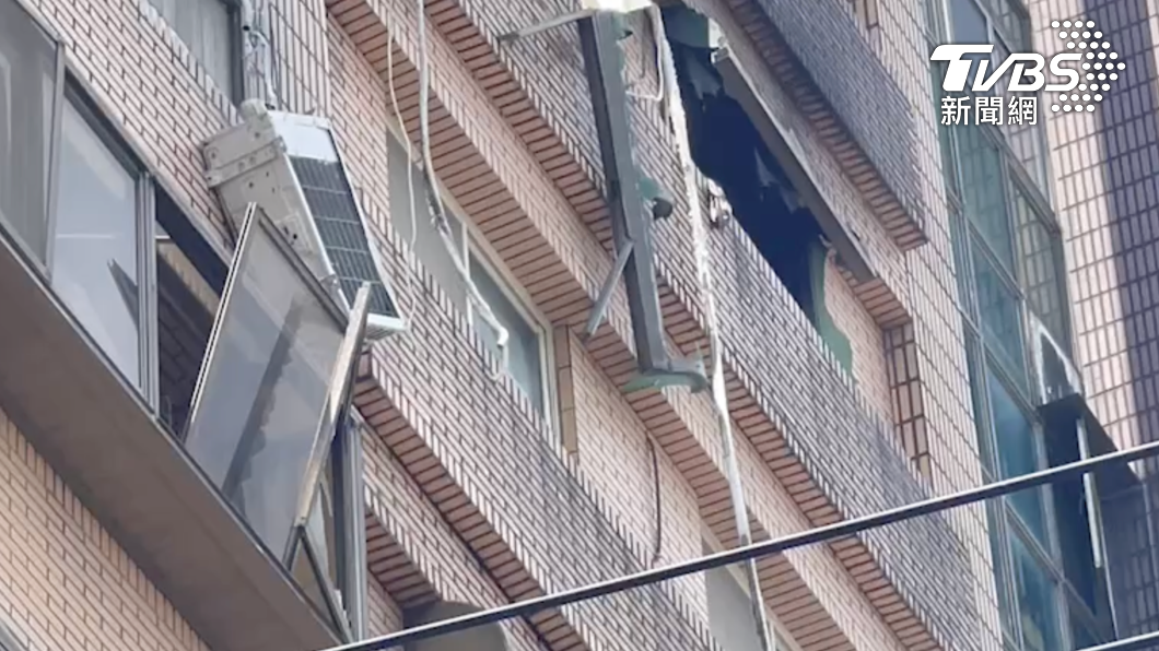 新竹縣竹北市中正東路某大樓發生氣爆火警。(圖/TVBS)