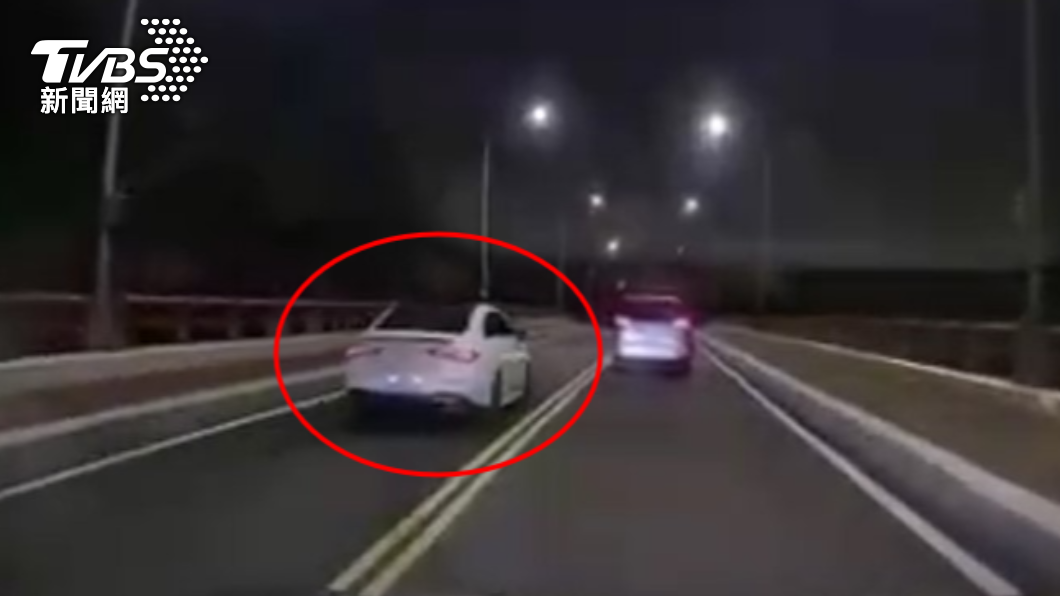 賓士跨越雙黃線逆向超車。(圖/TVBS)