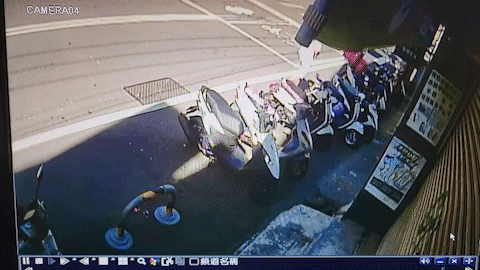 有片/竹北氣爆瞬間監視器曝 窗架自9樓震落、男欲牽車急逃