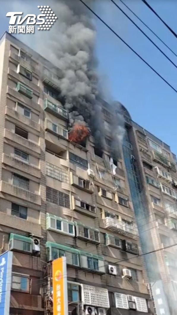 大樓氣爆釀成火警。(圖/TVBS)