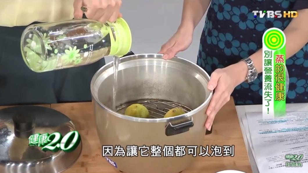 將檸檬切半,連同蒸架一併放入電鍋中並倒入水,水量依照想要的清潔範圍而定。(圖/翻攝自健康2.0 YT)