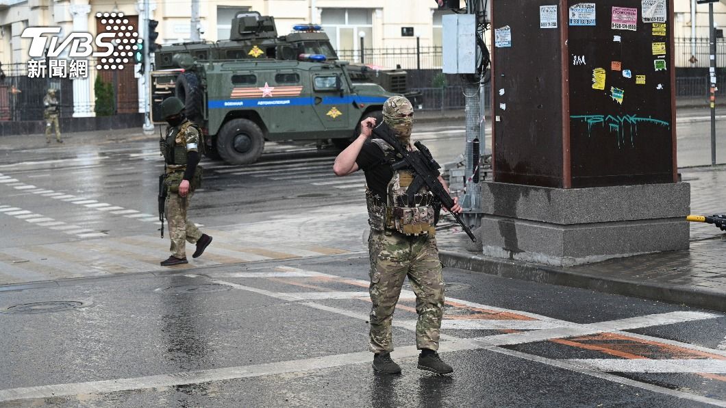 武裝的瓦格納傭兵在靠近俄羅斯南方軍區總部附近行走。(圖/達志影像路透社)