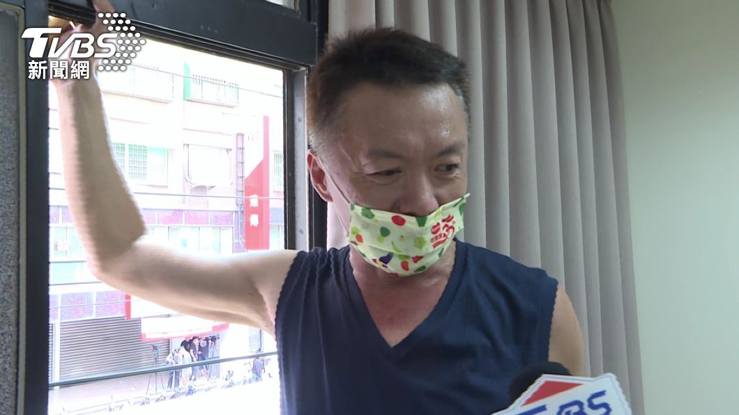 屋主說清晨起床煮東西，發現瓦斯爐爐火怪怪的立刻關掉，之後就聽到氣爆。(圖／TVBS)