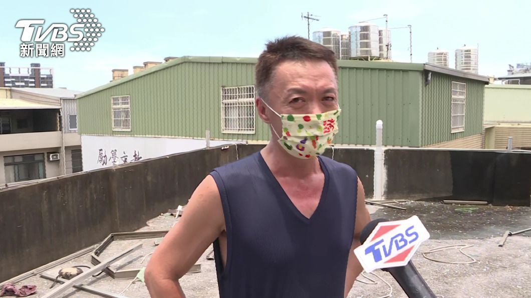屋主說清晨起床煮東西，發現瓦斯爐爐火怪怪的立刻關掉，之後就聽到氣爆。(圖／TVBS)