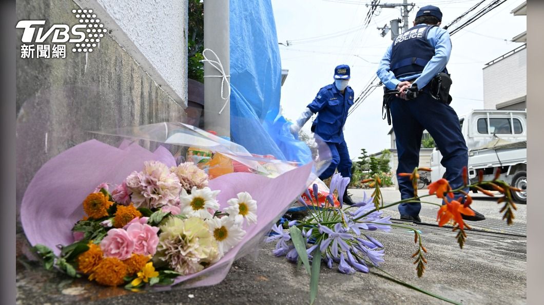 當地民眾在事件發生地點獻花。(圖/達志影像美聯社)