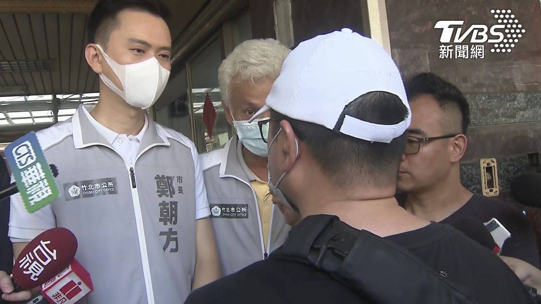 住戶向市長陳情表示,希望可以盡快恢復正常生活。(圖/TVBS)