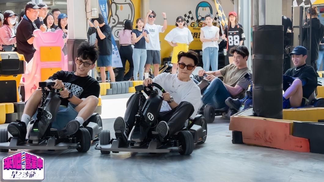4位男生展開超刺激的卡丁車大賽。(圖/TVBS)