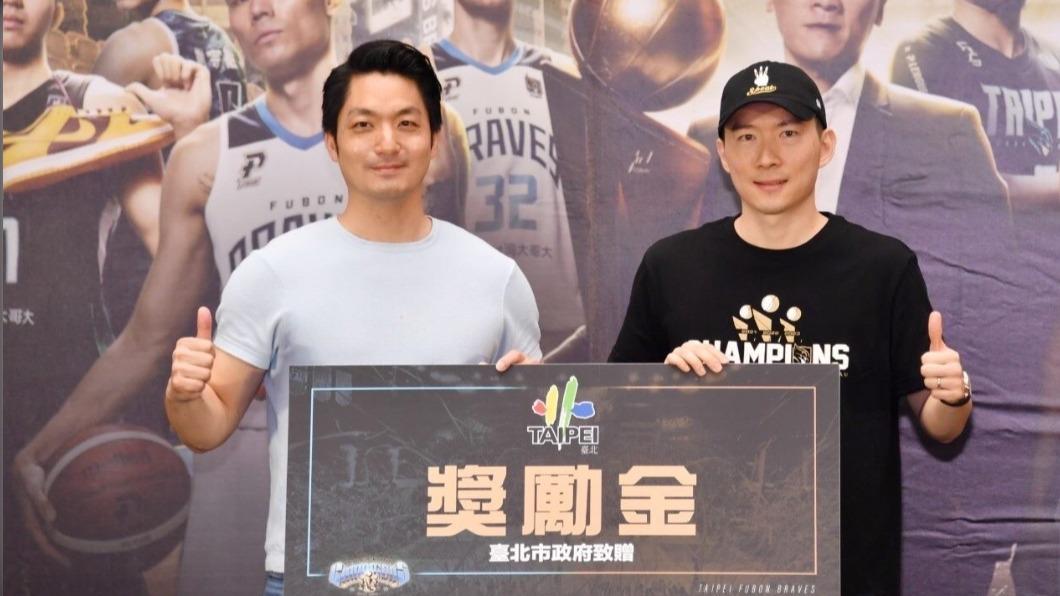 台北市政府致贈富邦勇士獎勵金。(圖/台北市體育局提供)