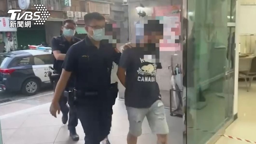 男子到案後辯稱是彈簧刀刀尖彈出來釀禍。(圖/TVBS)