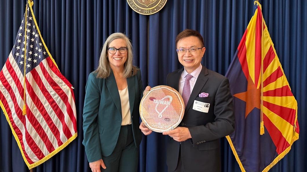 貿協董事長黃志芳（右）與亞利桑那州州長Katie Hobbs（左）合影。（圖／貿協提供）