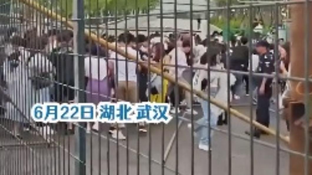 大批民眾在黃牛號召下強闖五月天演唱會。(圖/翻攝自後浪視頻微博)