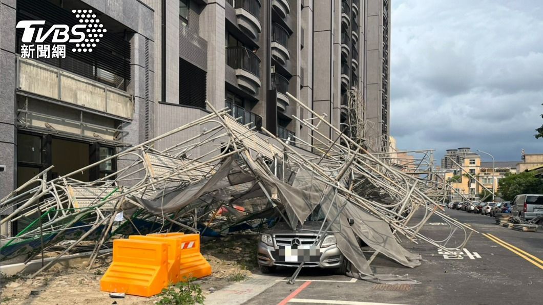 快訊/狂風發威?台中6車慘遭鷹架重壓掩埋 賓士車慘況曝