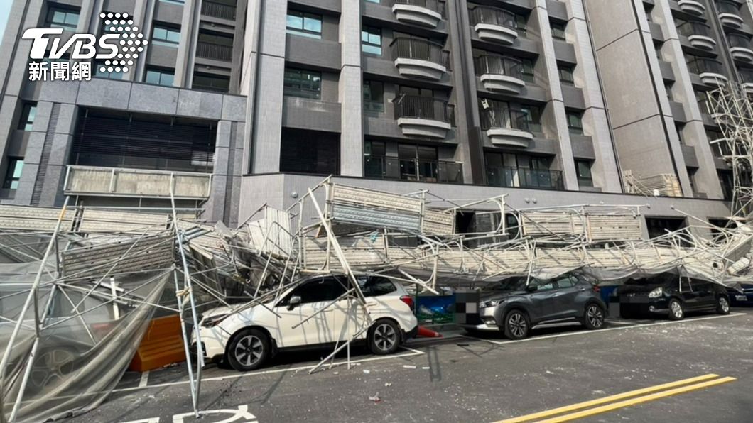 6車遭鷹架掩埋。(圖/TVBS)