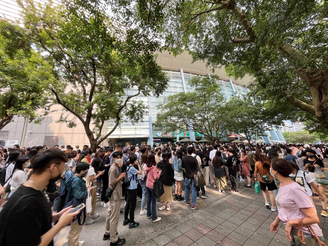 太妍小巨蛋演唱會吸引萬名粉絲,現場也不少人等零星的現場售票。(圖/黃城碩攝)