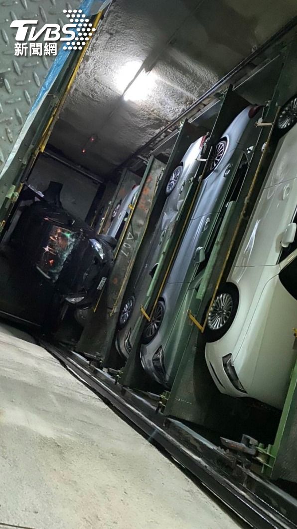 駕駛一度受困車內。(圖/TVBS)