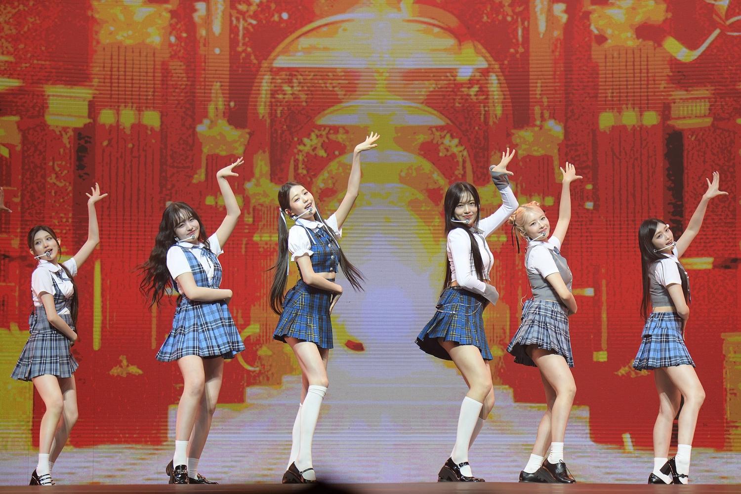張員瑛(左三)有著107公分的超長美腿。(圖/得藝室策劃提供)